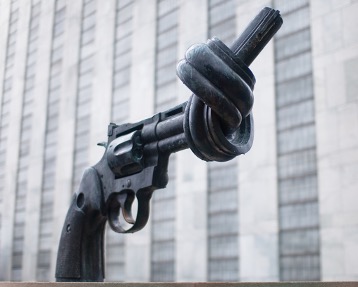 «No violencia», escultura de Karl Fredrik Reutersward, ubicada en la entrada de la sede de la ONU en Nueva York.